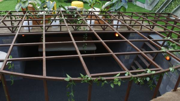 மூடப்பட்ட நீச்சல் குளம் மூடப்பட்ட நீச்சல் குளம்