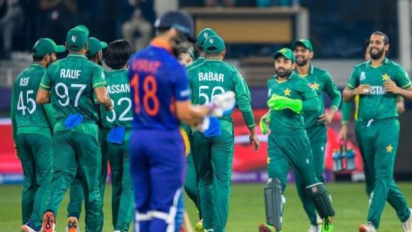 கிரிக்கெட் பார்க்கும் ரசிகர்கள் கிரிக்கெட் பார்க்கும் ரசிகர்கள்