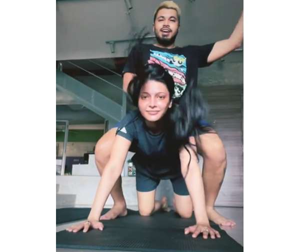 முதுகில் ஏறி அமர்ந்து.. 