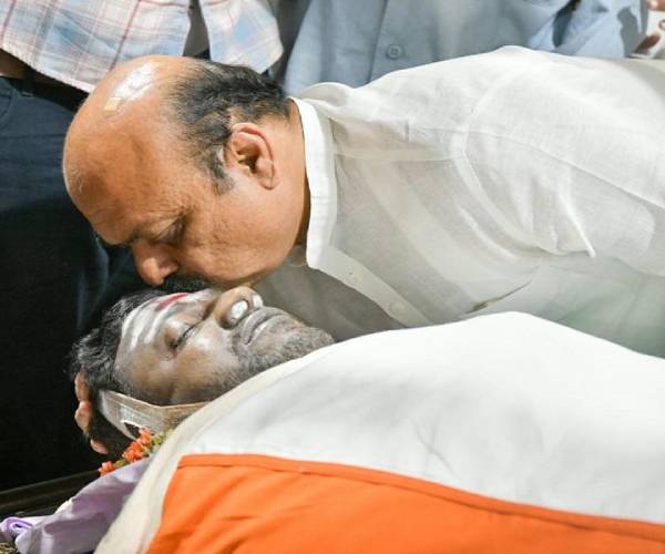 முத்தமிட்டு அழுத முதல்வர்