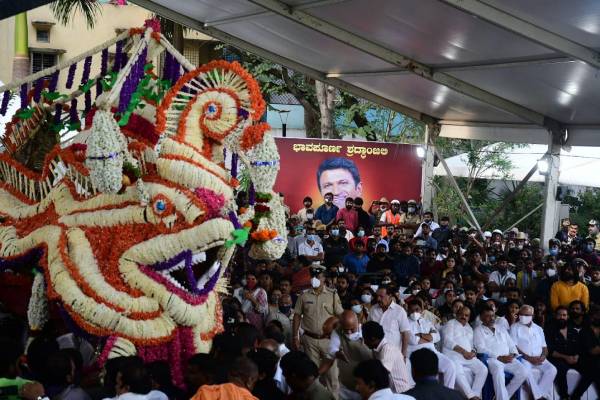 ரசிகர்கள் கண்ணீர் அஞ்சலி