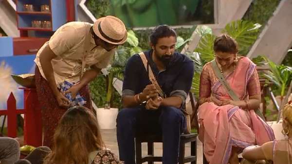 அக்‌ஷரா புருஷன் யாரு