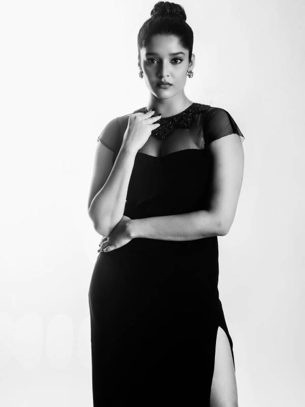 பிளாக் அண்ட் ஒயிட் பார்பி கேர்ள்