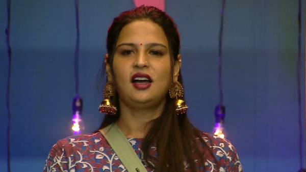 வெளியேறிய நமீதா மாரிமுத்து 