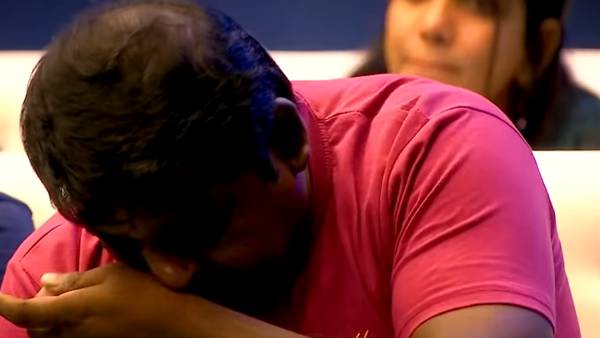 நமீதாவை கட்டியணைத்து ஆறுதல் 