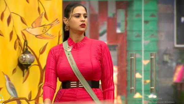 முகத்தைக் காட்டிய நமீதா 