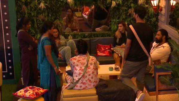 சிரித்தப்படியே இருந்தார் தாமரை 