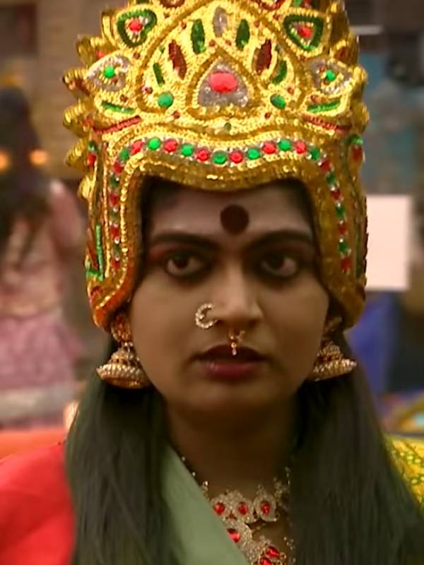 அம்மனாக இசைவாணி