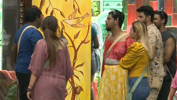 பெண் உடையில்