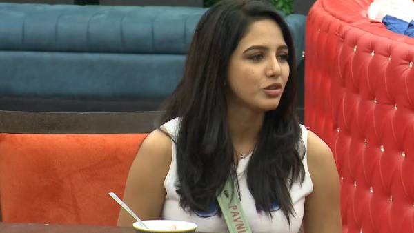 மறுக்கும் சுருதி, பாவனி 