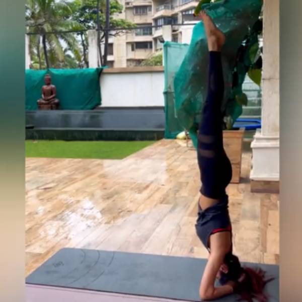 சிரசாசனம் செய்த ஷில்பா