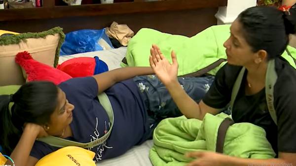 பெட்ரூமில் புறணி பேசும் பாவனி