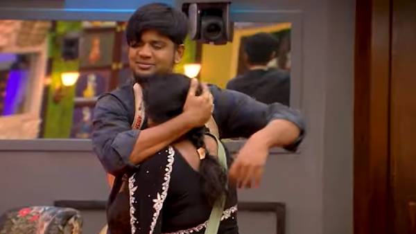 நெஞ்சோடு அணைத்த அபிஷேக்