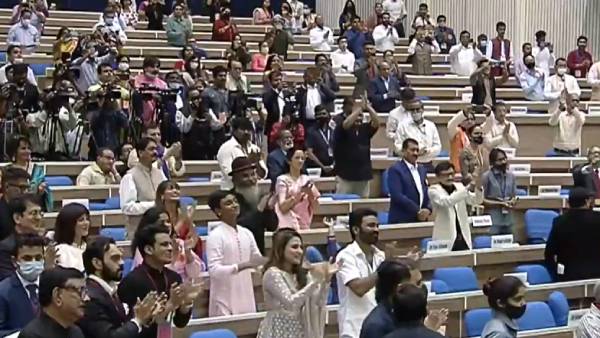 குடும்பத்தினர் கைதட்டி ஆரவாரம் குடும்பத்தினர் கைதட்டி ஆரவாரம்