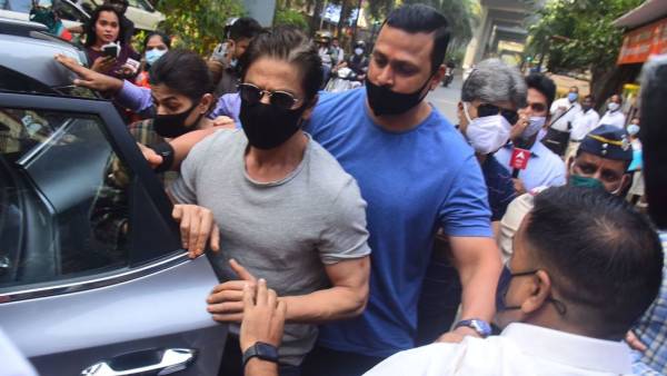 காத்திருந்த ஷாருக் தம்பதி 