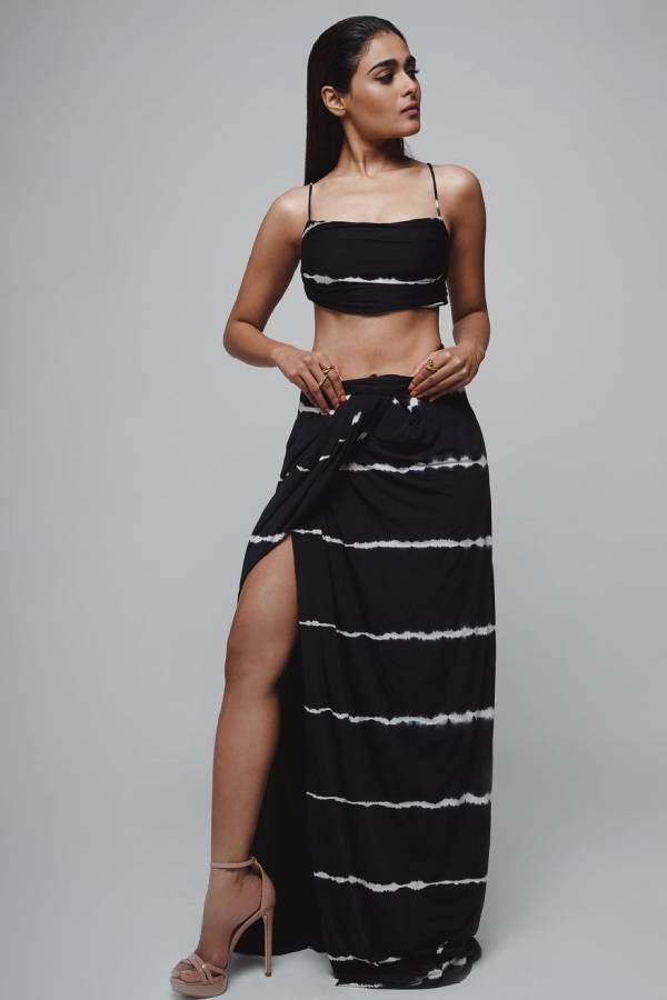 செம ஹாட்டாக மெழுகு சிலை போஸ்