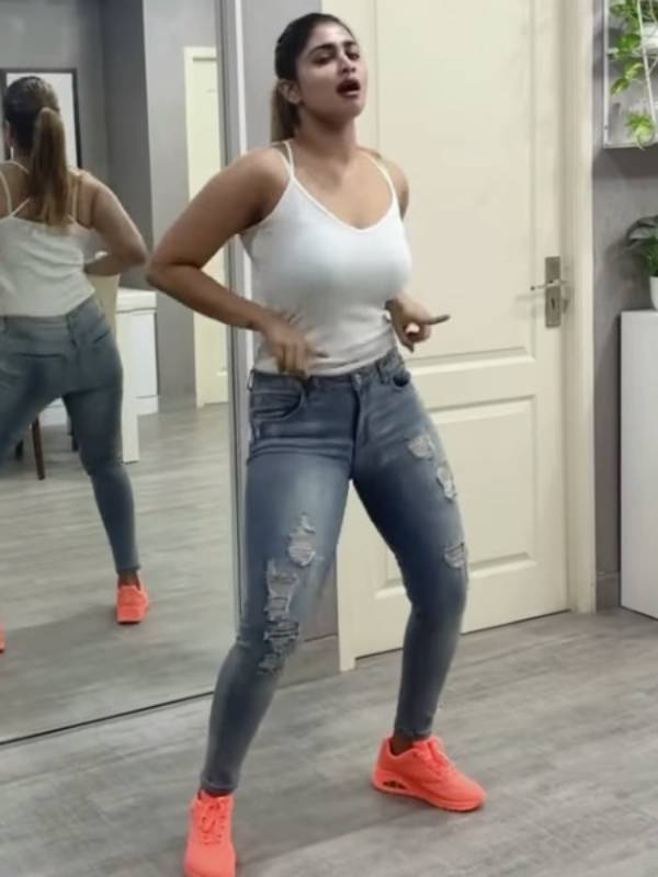 கவர்ச்சி ஷிவானி கவர்ச்சி ஷிவானி