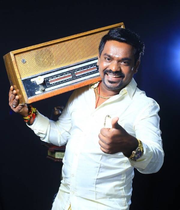 பாடுவதும் எழுதுவதும்