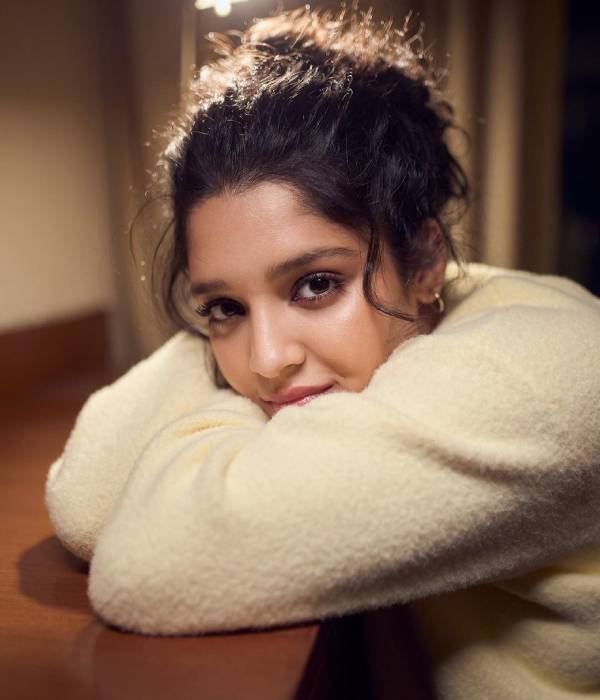 கண்களால் பேசி கைது செய்யும் அழகியே