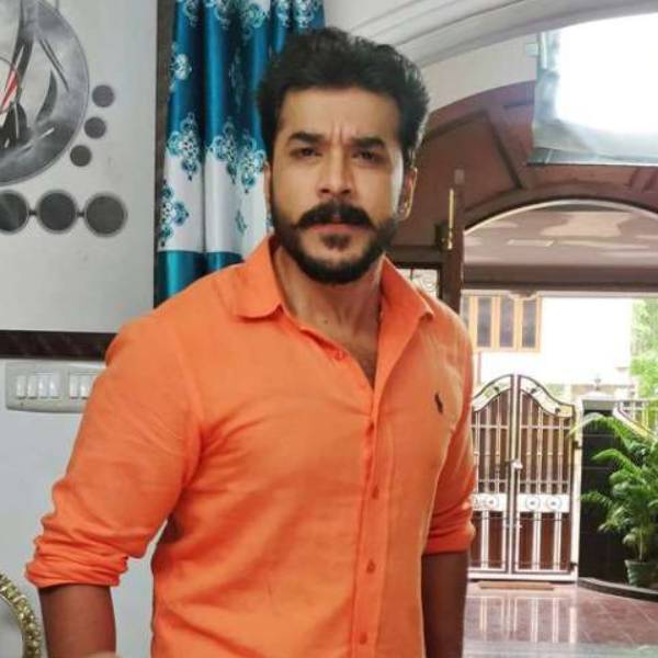 மிரட்டினார்கள்