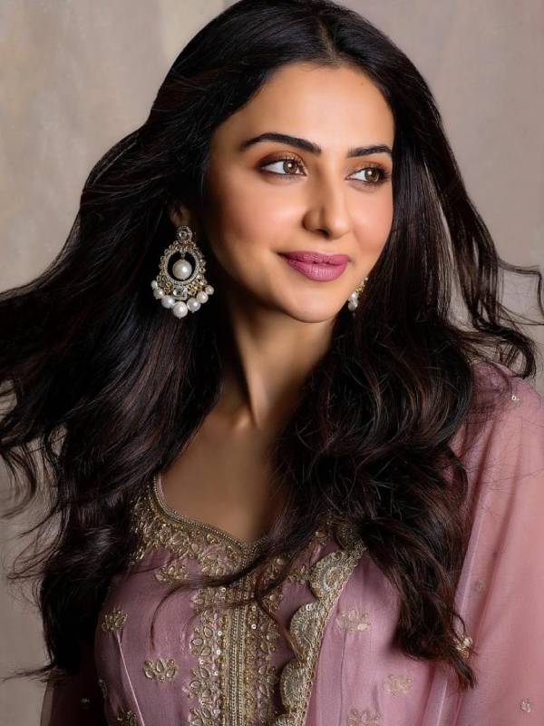 பர்புள் அனார்கலியில் செம அழகாக பர்புள் அனார்கலியில் செம அழகாக