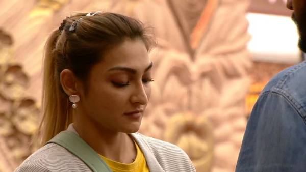 அழுவாரா அக்‌ஷரா