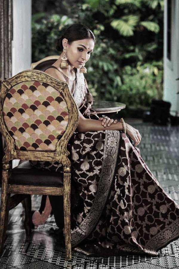 ராஜமாதா போல கம்பீரமாக ராஜமாதா போல கம்பீரமாக