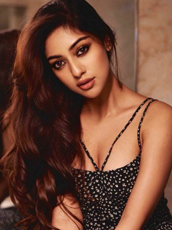  கருப்பு ஹாட்டான உடையில்