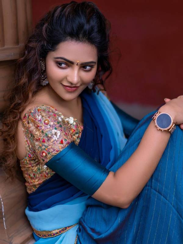 கவர்ச்சி கதாபாத்திரங்களிலும்