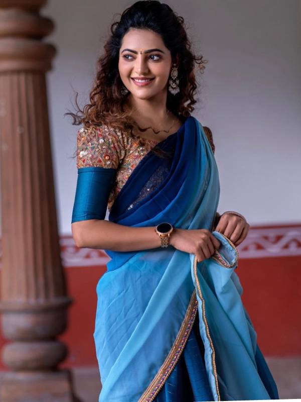 பாவாடை தாவணியில் க்யூட்