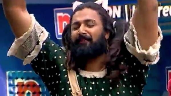 காலில் கட்டுப்போடப்பட்டது 