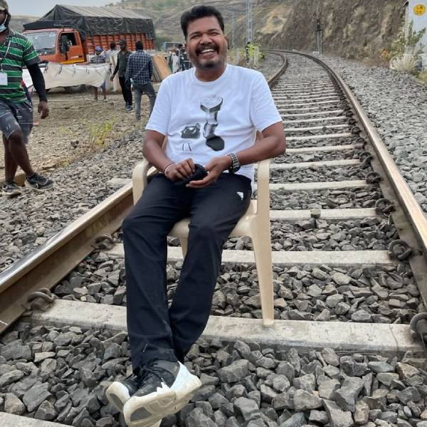 ரயில் டிராக்கில் ஷங்கர் ரயில் டிராக்கில் ஷங்கர்