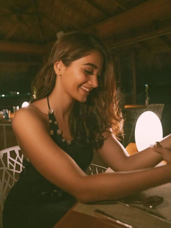 பிகினியில் போஸ்