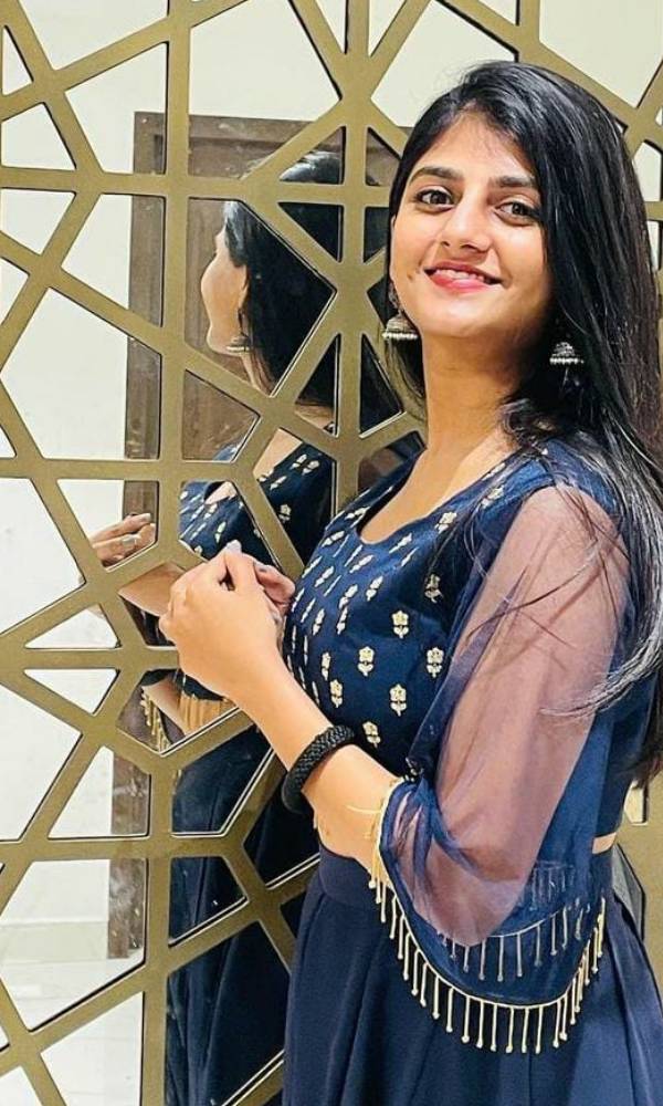 பள்ளி மாணவியாகவும் பள்ளி மாணவியாகவும்