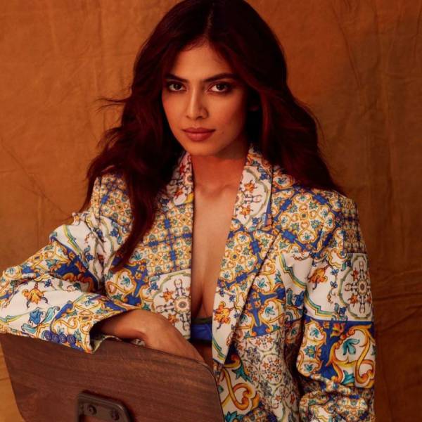 கோட் சூட்டில் செம கிக்காக போஸ் கோட் சூட்டில் செம கிக்காக போஸ்