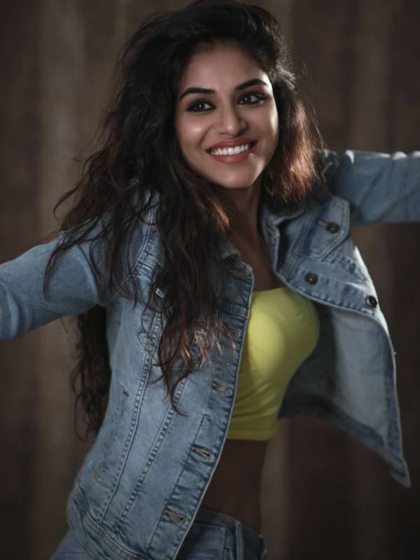 சட்டையை கழட்டிவிட்டு செம கூலாக