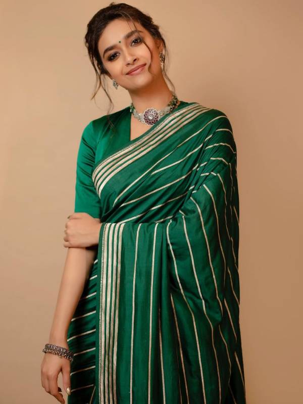 பச்சை சேலையில் பளபளக்க பச்சை சேலையில் பளபளக்க