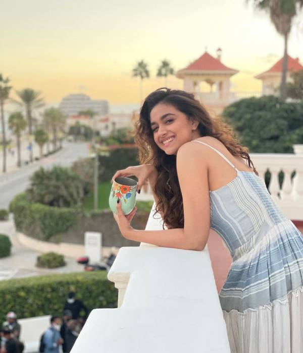 ஸ்பெயினில் சன் செட்டை கண்டு ரசிக்கும் 