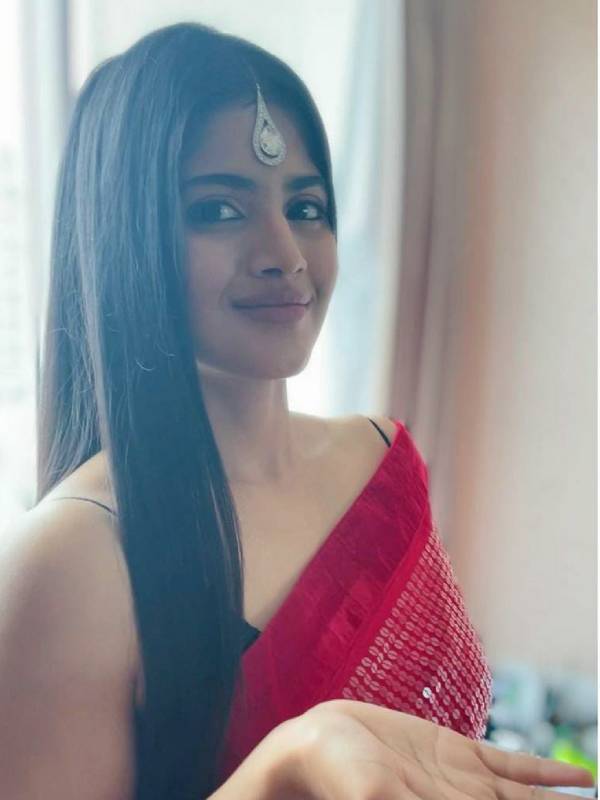 நாகினி போல நெத்திச் சுட்டி