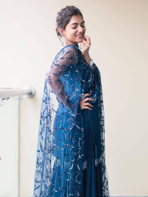 நீல வண்ண பட்டாம் பூச்சி போல மனதைக் கொள்ளையடிக்கும்