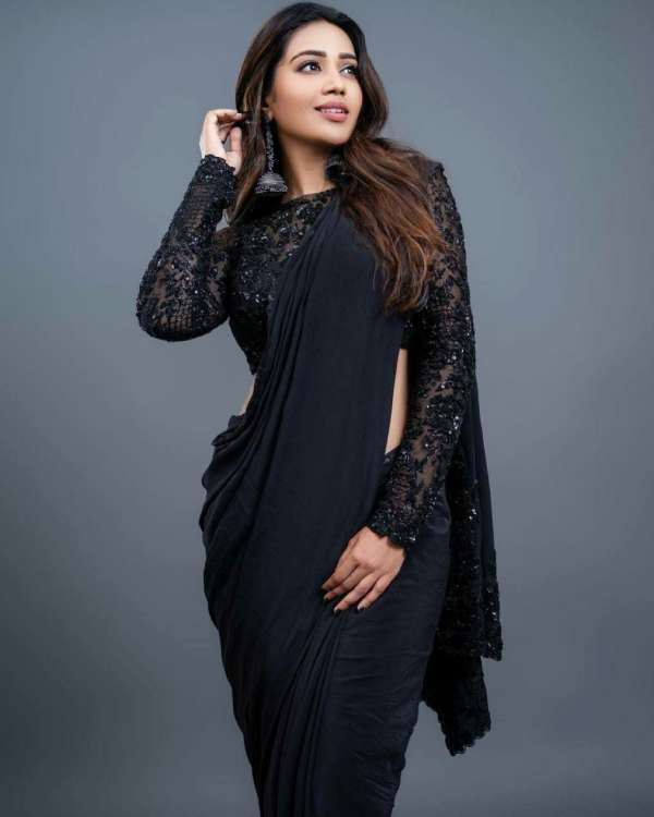 கருப்பு புடவையில் சிலை போல நின்று