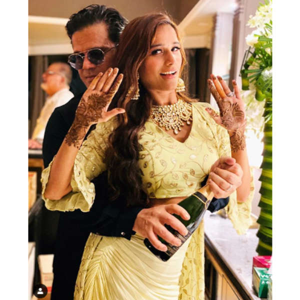 ஹனிமூனிலே அடி உதை