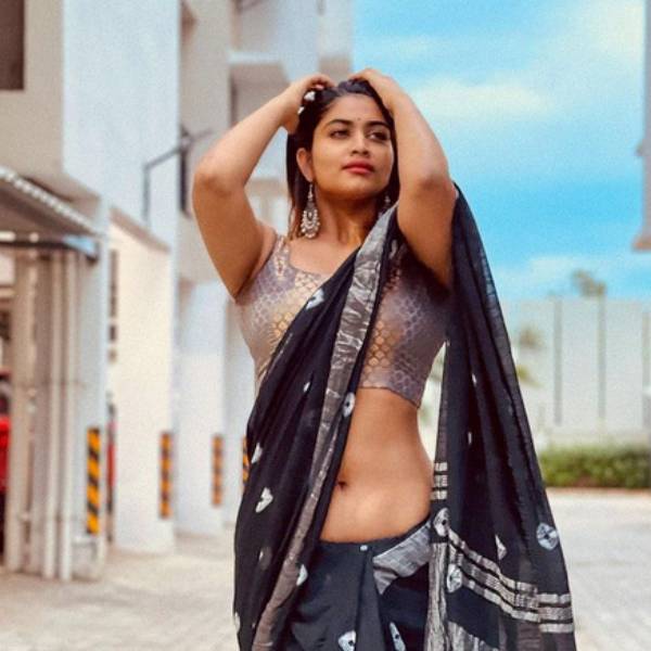 கவர்ச்சியில் கண்ணு கூசுது