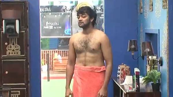 வெறும் டவல் உடன்