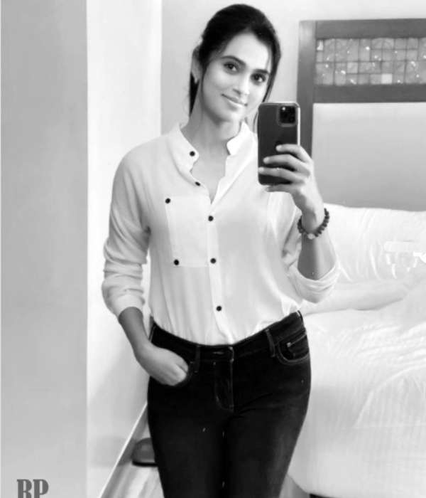 மிரர் செல்ஃபி மிரர் செல்ஃபி