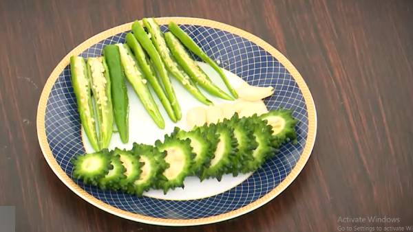  பச்சை மிளகாய் பாகற்காய் 