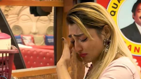 கண்ணீர் விட்டு அழுத அக்ஷரா