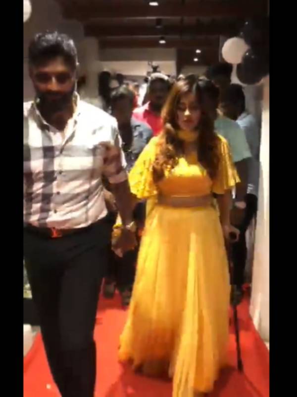 கையில் ஸ்டிக்குடன்