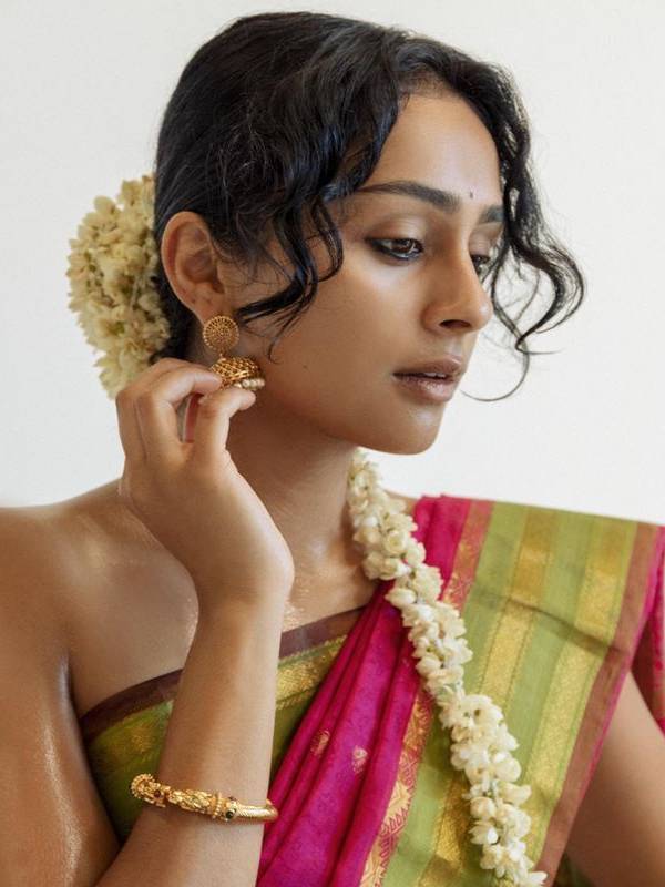 பிரகதியின் ஹாட் ஃபோட்டோஷுட்