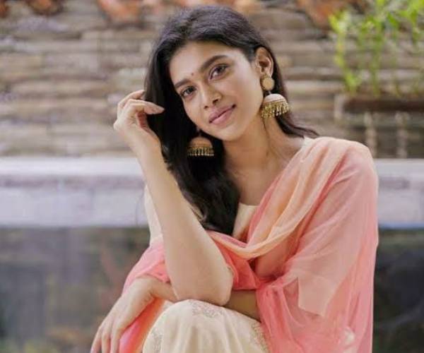 நடிகை துஷாரா விஜயன்